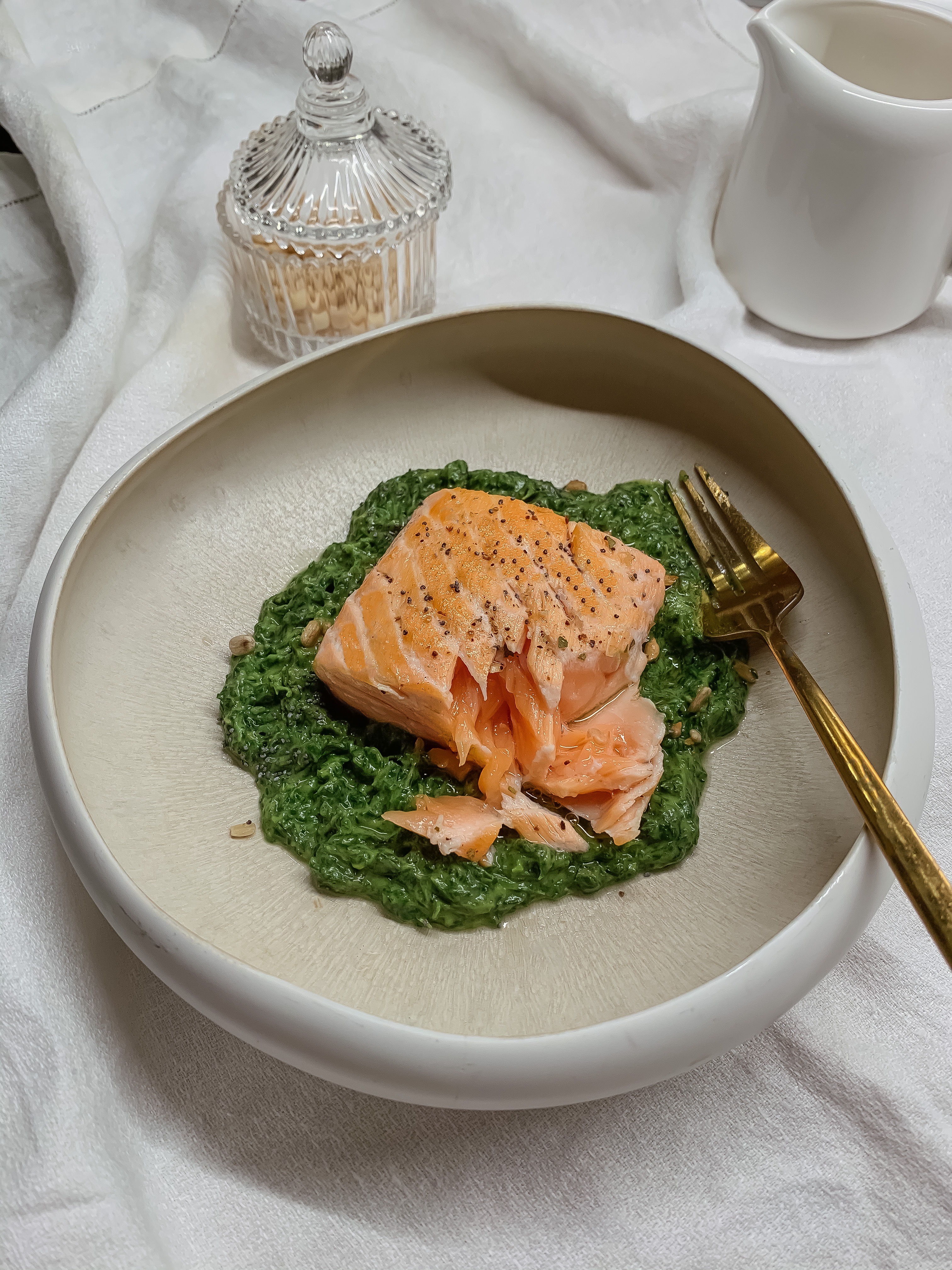 Filetto di salmone con crema verde di cicoria spadona e avocado ...